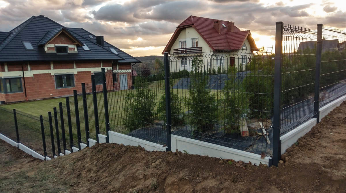 Sztuka budowania ogrodzeń panelowych metodą schodkową