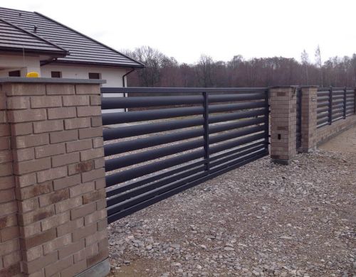ogrodzenie aluminiowe brama zbuduwana z poziomych paneli