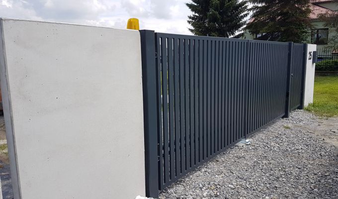 Nowoczesna brama z pionowymi aluminiowymi panelami